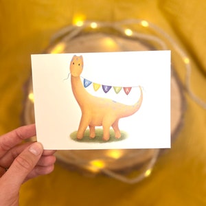 Postkarte Dino mit Wimpelkette „Hurra“, Glückwunschkarte A6, Einladung, Kindergeburtstag, handmade Illustration, Für Jungen & Mädchen