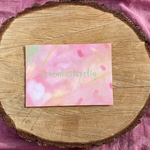 Postkarte „Schönheitsselig“ | ein Motiv für Frühlingsliebende, Schönheitssuchende und Liebende. Handlettering auf abstraktem Hintergrund.