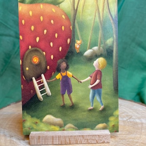 Postkarte „Erdbeerwald“ - eine Jahreszeitenillustration für den Sommer. A6, Kinder, Fuchs, Erdbeeren, Jahreszeitentisch, Kinderzimmer, Deko