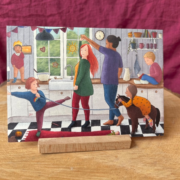 Postkarte „Familienchaos“ | Eine Wimmelbild-Illustration mit Küche, Kindern und Musik. Eltern, Geschenk, Deko, Schweden, Astrid Lindgren
