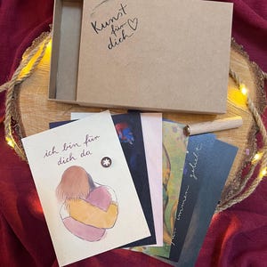 Box „Kunst für dich“ Trauer | Eine Schachtel mit 6 Trauermotiven - als Geschenkset oder für dich selbst. Optional mit Postkartenständer.
