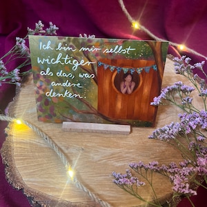 Postkarte „Ich bin mir selbst wichtiger als das, was andere denken.“ | Baumbotschaften 3: Ein liebevoll illustriertes Affirmationsmotiv.