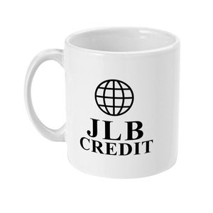 Könnte beinhalten: Weiße Keramiktasse mit einem schwarzen Globus und dem aufgedruckten Text "JLB CREDIT".