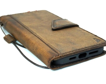 Puede incluir: Una funda de teléfono de cuero marrón con cierre de solapa y una correa. La funda tiene un aspecto desgastado y está diseñada para proteger un teléfono inteligente.