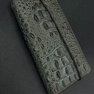 Cuir véritable fait main pour Google Pixel Fold Art portefeuille livre style bible couverture de carte de crédit entièrement fait main faux crocodile art design vert