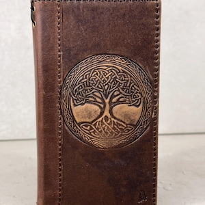 Funda de piel auténtica para iPhone con diseño de árbol de la vida en relieve