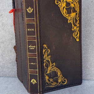 Cuir véritable fait main pour l'honneur Magic V3 Fold Art Wallet Book Style biblique Couverture de carte de crédit entièrement fait main Livres de luxe Décorations en or