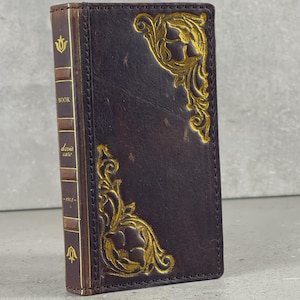 Capa de couro legítimo para Apple iPhone 16, 11, 12, 13, 14, 15 Pro Max 6, 7, 8 Plus SE, estilo vintage, com decorações douradas e compartimentos para cartão de crédito