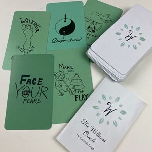 Puede incluir: Una taza de cer&aacute;mica blanca con un asa negra y el texto "But First, Coffee" en negrita negra. La taza se encuentra sobre un fondo borroso, sugiriendo un ambiente acogedor.