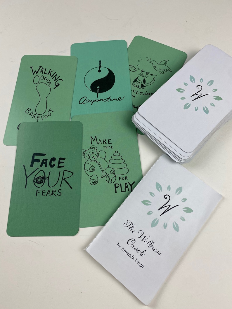 Puede incluir: Una taza de cer&aacute;mica blanca con un asa negra y el texto "But First, Coffee" en negrita negra. La taza se encuentra sobre un fondo borroso, sugiriendo un ambiente acogedor.