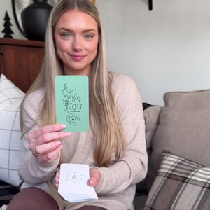 Puede incluir: Un letrero de madera r&uacute;stico con el texto "Welcome to our home" en letras blancas. El letrero presenta un acabado envejecido y un dise&ntilde;o simple y acogedor, ideal para un porche o entrada.