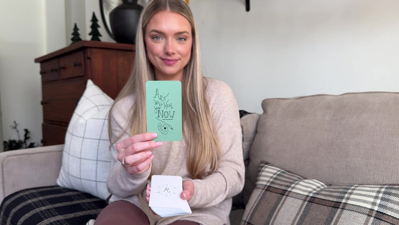 Puede incluir: Un letrero de madera r&uacute;stico con el texto "Welcome to our home" en letras blancas. El letrero presenta un acabado envejecido y un dise&ntilde;o simple y acogedor, ideal para un porche o entrada.