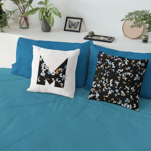 Monograma con mariposas almohada cuadrada - almohada de lanzamiento reversible 18x18 pulgadas