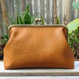 Regular Tan Brown Metal Kisslock Clutch