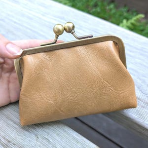 Camel/Beige clair/ Chocolat pour cartes et porte-monnaie/Pochette/Kisslock/Avec soufflet
