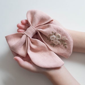 ROSE ボウの縫製パターン（刺繍、ビデオチュートリアル付き、人形サイズのボウ付き）