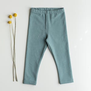 Könnte beinhalten: Eine hellblaue Leggings für Kinder. Die Leggings ist aus weichem, dehnbarem Stoff und hat eine bequeme Passform.