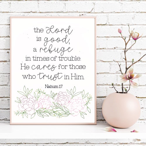 Nahum 1:7, Le Seigneur est bon, un refuge en cas d'ennuis, impression à la plume chrétienne, écriture florale, art mural verset de la Bible, cadeau pour elle (8 x 10)