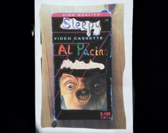 Grußkarte mit Zugang zu Video aus einem seltenen geführten Meditationsvideo aus den späten 80er Jahren namens 'Sleepy Al Pacino Meditation'.