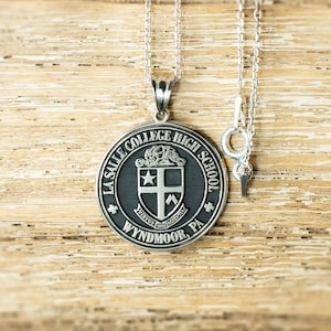 Gepersonaliseerde sterlingzilveren ketting gegraveerd met logo van hogeschool of middelbare school, aangepaste hanger uniek afstudeercadeau voor haar en hem