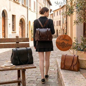 Peut inclure: Un sac à dos en cuir marron foncé avec une fermeture à rabat et deux sangles verticales, présenté porté et également sous forme de sac beige séparé avec le nom Emma et un motif floral gravé sur une pièce circulaire.