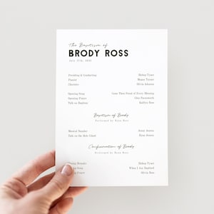 Könnte beinhalten: Ein weißes Programm für die Taufe und Konfirmation von Brody Ross, die am 17. Juli 2021 stattfand. Das Programm listet die Namen der Amtsträger, Musiker und Redner für jede Zeremonie auf.