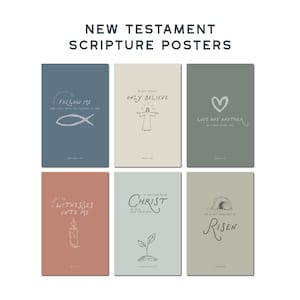 Könnte beinhalten: Ein Set aus sechs rechteckigen Postern mit Versen aus dem Neuen Testament in gedeckten Blau-, Beige-, Grün- und Terrakottatönen. Jedes Poster zeigt minimalistische Strichzeichnungen und religiöse Texte, darunter Phrasen wie Follow Me und Risen.