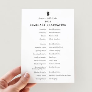 Op de afbeelding: Een witte kaart met zwarte tekst met de volgorde van de evenementen voor de Spring Hill Stake Seminary Graduation in 2026. De kaart bevat de namen van de sprekers en de volgorde van de ceremonie.