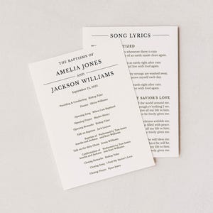 以下が含まれることがあります： 黒いテキストが入った2枚の白いカード。左側のカードには「THE BAPTISMS OF AMELIA JONES AND JACKSON WILLIAMS September 25, 2025」と名前とタイトルのリストが記載されています。右側のカードには歌詞が表示されます。