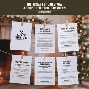 Könnte beinhalten: Eine Präsentation weißer Karten mit Text, die mit Holzklammern an einer Schnur befestigt sind. Die Karten tragen Titel wie "Die 12 Tage von Weihnachten" und "Das Versprechen eines Erlösers". Das Thema ist ein christuszentrierter Countdown.