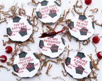 Etiquetas de regalo imprimibles de deportes para el Día de San Valentín con temática de balón de fútbol