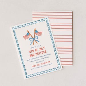 Puede incluir: Una invitación patriótica para una barbacoa potluck del 4 de julio. La invitación presenta ilustraciones de acuarela de banderas americanas y una cinta azul. El texto dice "4th of July BBQ Potluck" con detalles del evento. La parte posterior de la invitación tiene rayas rojas.