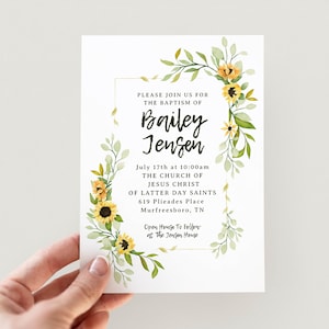 Op de afbeelding: Een witte uitnodigingskaart met de tekst "PLEASE JOIN US FOR THE BAPTISM OF Bailey Jensen" omgeven door een aquarel bloemenontwerp van zonnebloemen en groene bladeren. De kaart bevat evenementdetails.