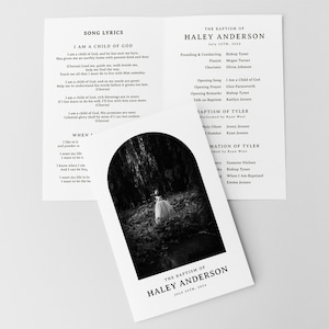 Peut inclure: Une photo en noir et blanc d'une jeune fille en robe blanche debout dans une forêt. La photo est encadrée d'une arche noire et le texte "Le baptême de Haley Anderson 25 juillet 2024" est imprimé sous la photo.