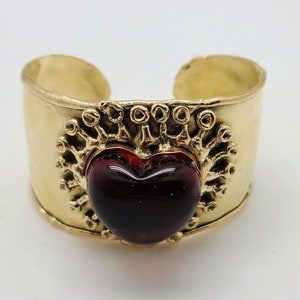 Bracciale rigido in ottone con cuore di vetro