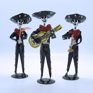 Mariachis fabriqués à la main le Jour des morts en papier mâché, grand
