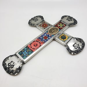 Cruz de estanho e telha com medalha de Guadalupe