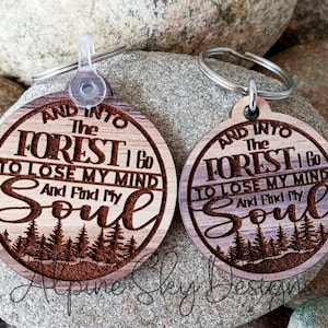 Et dans la forêt, je vais perdre la tête et trouver mon âme Porte-clé SVG | Into The Forest I Go Porte-clés Fichier Svg Glowforge Porte-clés Laser