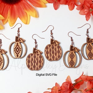 Peut inclure: Quatre paires de boucles d'oreilles en bois en forme de citrouille avec un motif g&eacute;om&eacute;trique. Les boucles d'oreilles sont brunes avec un motif g&eacute;om&eacute;trique rouge et noir. Les boucles d'oreilles sont sur un fond blanc.