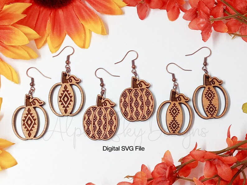 Peut inclure: Quatre paires de boucles d'oreilles en bois en forme de citrouille avec un motif g&eacute;om&eacute;trique. Les boucles d'oreilles sont brunes avec un motif g&eacute;om&eacute;trique rouge et noir. Les boucles d'oreilles sont sur un fond blanc.