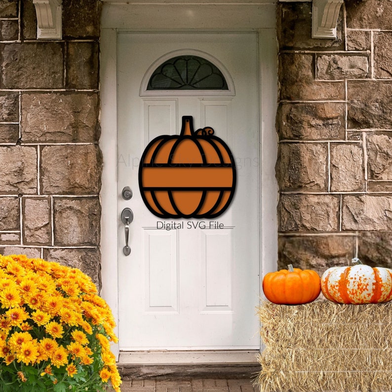 Puede incluir: Un colgador de puerta de calabaza marr&oacute;n con un contorno negro y un espacio en blanco para un nombre. La calabaza est&aacute; en una puerta blanca con una pared de ladrillo marr&oacute;n detr&aacute;s. El texto "Digital SVG File" est&aacute; debajo de la calabaza.