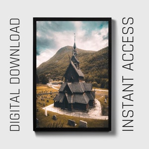 Puede incluir: Una iglesia de madera negra con un techo empinado y una torre alta, rodeada de un campo de hierba con algunos árboles y un cementerio en el fondo.