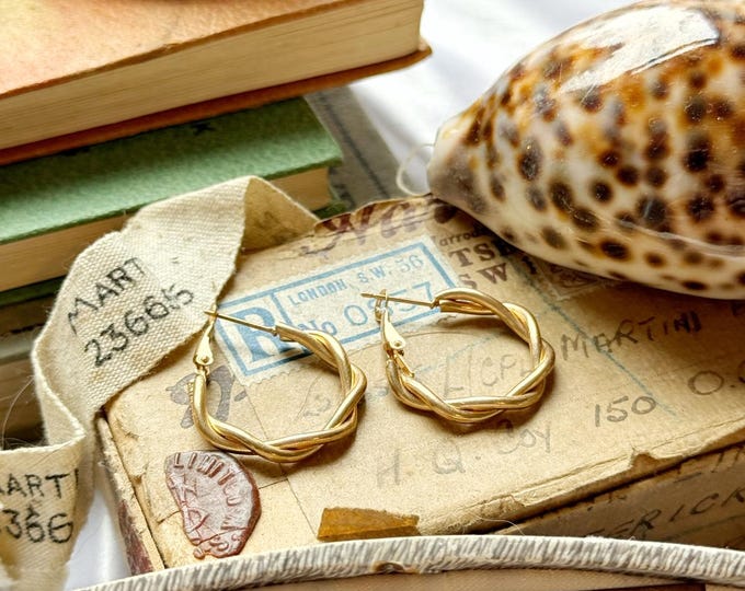 Vintage Gold Twist Hoop Earrings – Y2K 2000s Style Leverback Hoops