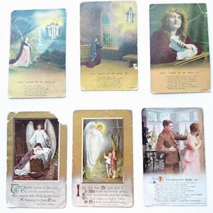 Könnte beinhalten: Eine Sammlung von sechs Vintage-Postkarten mit religiösen und sentimentalen Themen. Die Karten zeigen Illustrationen von Engeln, biblischen Szenen und Porträts mit englischem Text. Die Karten haben ein abgenutztes, gealtertes Aussehen.