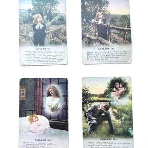 Könnte beinhalten: Satz von vier Vintage-Postkarten mit Illustrationen und Texten zum Thema Lerche. Jede Karte zeigt eine andere Szene, darunter ein Kind auf einem Feld und ein trauernder Mann.