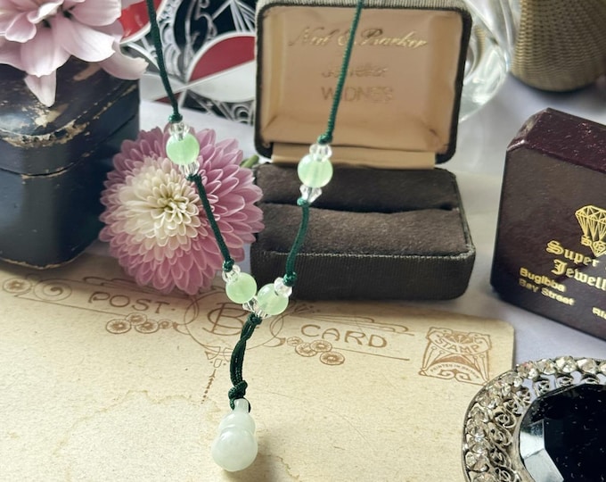 Green gourd pendant necklace in jade with glass and aventurine beads
