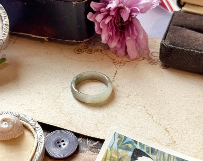 Pale green stone ring – size O US 7 vintage band untested jade or serpentine