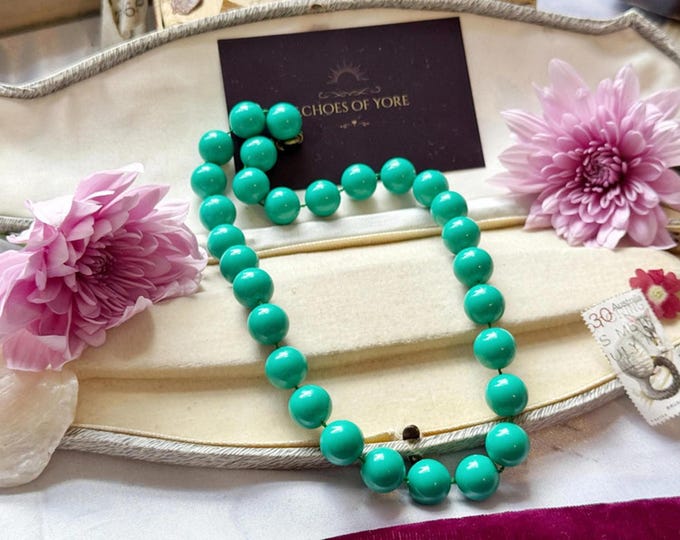 Vintage Moulded Green Bead Necklace Mid-Century Style Statement Statement Strand