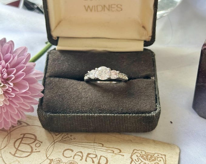 Vintage-style cubic zirconia trilogy ring – Size K US 5