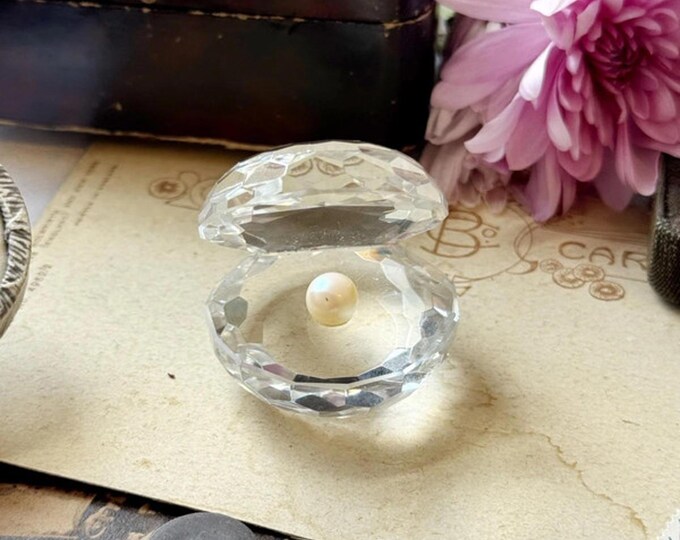 Crystal clam shell ornament with pearl – decorative faceted glass display